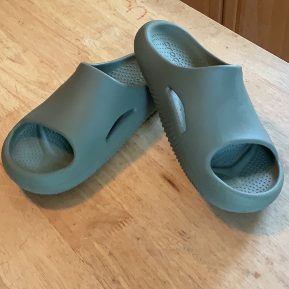 Crocs recovery slides olive green